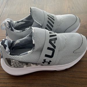 Brand New Under Armour boys 6.5 sneakers